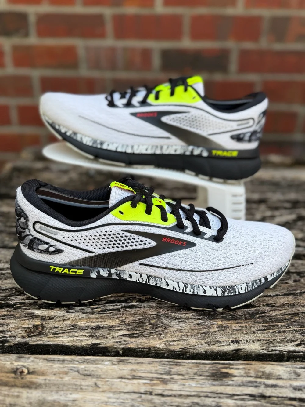 Brooks Trace 2 Hero Pack Fire Fighter White/Black Women’s Sz 9 Running Shoes X1 - Picture 2 of 16